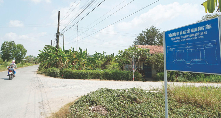 Gói thầu Thi công xây dựng đoạn Km10+860 - Km11+600 và cầu Bảo Định thuộc Dự án Đường Vành đai TP. Tân An (tỉnh Long An), đoạn Quốc lộ 62 - đường Nguyễn Văn Quá và đoạn Quốc lộ 1 - Đường tỉnh 827B (đường Nguyễn Thông). Ảnh: Song Nhi