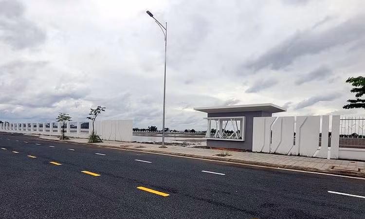 Theo chủ trương đầu tư, Dự án Bệnh viện Đa khoa Cà Mau quy mô 1.200 giường phải hoàn thành cuối năm 2025. Ảnh: Đào Văn