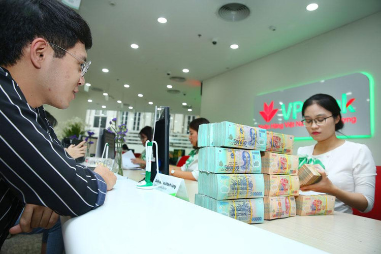 Bộ Tài chính đang tính toán gói hỗ trợ lãi suất khoảng 20 nghìn tỷ đồng giúp các doanh nghiệp bị ảnh hưởng nặng nề bởi dịch. Ảnh: Lê Tiên