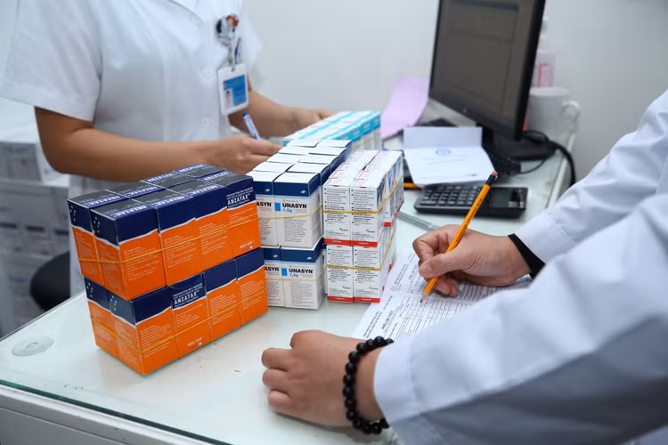 Tình trạng nhà thầu chào vượt giá kế hoạch tại các gói thầu thuốc diễn ra khá phổ biến. Ảnh: Tiên Giang