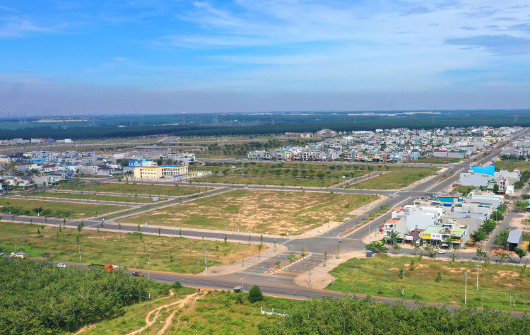 Có bất cập vì quy định giá đất tái định cư tính theo bảng giá đất, trong khi giá bồi thường giải phóng mặt bằng tính theo giá thị trường. Ảnh: Tiên Giang