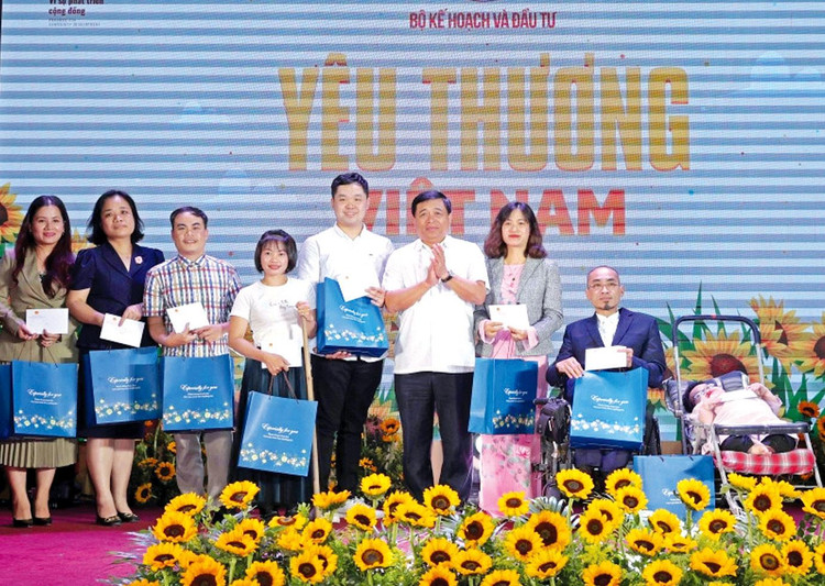 Tám nhóm yếu thế đang được Bộ Kế hoạch và Đầu tư bảo trợ với mục tiêu tạo một điểm tựa cho những khát vọng thay đổi số phận. Ảnh: LTT