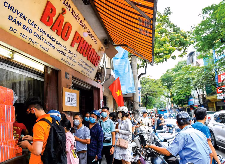 Dòng người xếp hàng chỉ để mua bánh trung thu cổ truyền trên phố Thụy Khuê (Hà Nội) cho thấy vai trò quan trọng của niềm tin trong kinh doanh. Ảnh: Trọng Tùng