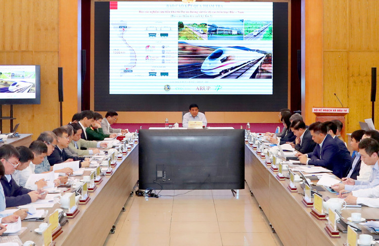 Bộ trưởng Bộ Kế hoạch và Đầu tư Nguyễn Chí Dũng chủ trì phiên thẩm định Báo cáo nghiên cứu tiền khả thi Dự án Đường sắt tốc độ cao trên trục Bắc - Nam. Ảnh: Trương Gia