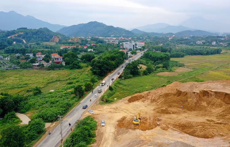 Nguyên nhân chủ yếu dẫn đến chậm giải ngân vốn đầu tư Dự án Đường từ Quốc lộ 6 đến Khu công nghiệp Nhuận Trạch, huyện Lương Sơn, tỉnh Hòa Bình là vướng mắc trong giải phóng mặt bằng. Ảnh: Lê Tiên