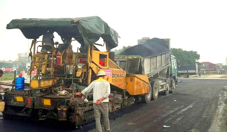 Công ty CP Đầu tư Xây dựng Đường Việt bị loại do có hành vi kê khai thiết bị không trung thực tại một số gói thầu sửa chữa đường. Ảnh minh họa: Tuấn Nguyễn