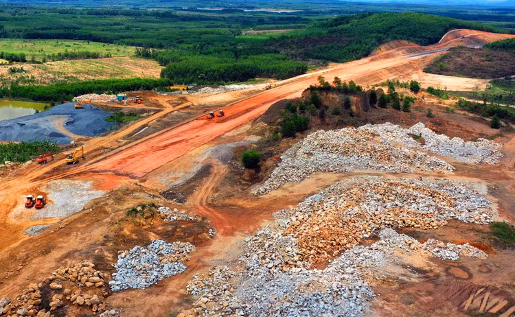 Theo Bộ Giao thông vận tải, với mức biến động giá trên thị trường vừa qua, giá thành các gói thầu xây lắp giao thông tăng khoảng 12% - 18%. Ảnh: Lê Tiên