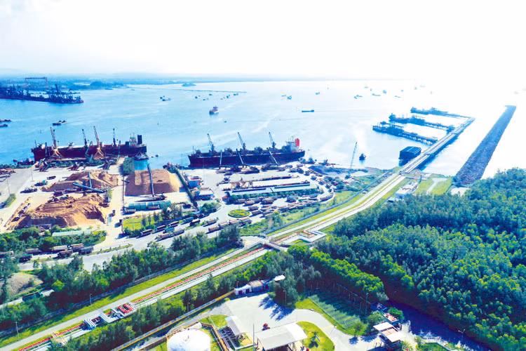 Cảng Dung Quất trong Khu kinh tế Dung Quất, lợi thế của Quảng Ngãi để thu hút các dự án công nghiệp phục vụ xuất nhập khẩu. Ảnh: Hà Lâm