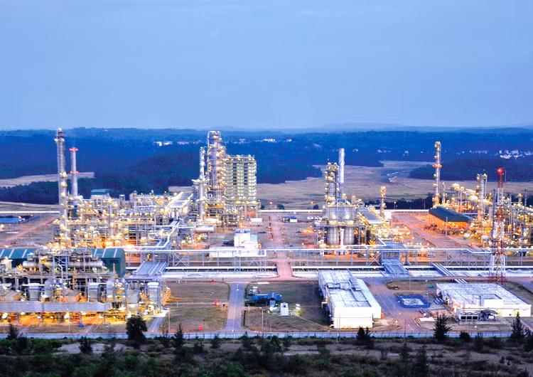 Định hướng xây dựng Khu kinh tế Dung Quất thành trung tâm năng lượng quốc gia, trọng tâm là lọc hóa dầu, điện khí đã mở ra dư địa phát triển mới cho Quảng Ngãi. Ảnh: Thành Hải