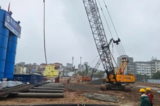 Công nhân thực hiện gói thầu thi công cọc khoan nhồi và tường vây dự án chung cư cao cấp tại ô đất NO11 thuộc KĐT mới Dịch Vọng Cầu Giấy