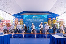 Đại diện Bộ Xây dựng, lãnh đạo địa phương và DNP Water thực hiện nghi thức khởi công