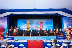 Đại diện các sở ban ngành của tỉnh Phú Thọ, đại diện Tasco và các khách mời thực hiện nghi thức khởi công.