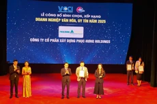 Ông Đặng Trọng Đức - Tổng giám đốc Phục Hưng Holdings nhận giải thưởng Doanh nghiệp Văn hóa, Uy tín năm 2025