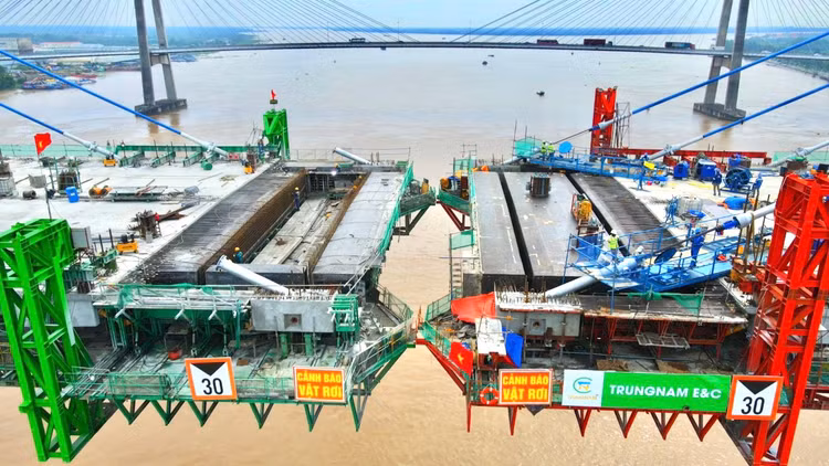 Thủ tướng Chính phủ Phạm Minh Chính đánh giá, đây là dự án điển hình của tinh thần “không ngại khó”, làm chủ công nghệ, tiết kiệm thời gian, chi phí đưa công trình về đích trước hạn. 