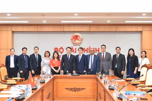 Đại diện hai bên chụp ảnh lưu niệm sau buổi làm việc