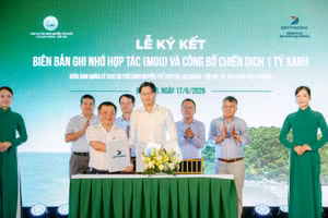 Đại diện hai bên trao ký kết hợp tác, triển khai các hoạt động chung vì mục tiêu bảo tồn hệ sinh thái Cù Lao Chàm - Hội An