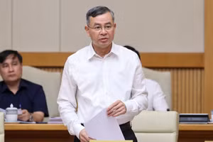 Bộ trưởng Bộ Tài chính Ngô Văn Tuấn báo cáo tại Phiên họp Chính phủ thường kỳ tháng 4/2026
