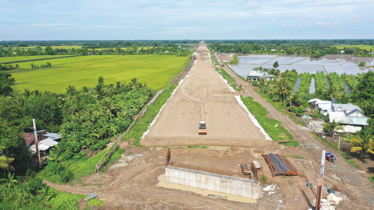 Vướng mắc về giải phóng mặt bằng và nguồn cung vật liệu ảnh hưởng lớn đến tiến độ giải ngân vốn đầu tư công tại nhiều dự án. Ảnh: Tiên Giang 15.jpg