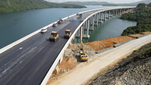 Bên cạnh đầu tư công, năm 2026, đầu tư toàn xã hội cũng sẽ được đẩy mạnh, mở ra nhiều cơ hội cho doanh nghiệp, nhà thầu Việt Nam. Ảnh: Tiên Giang