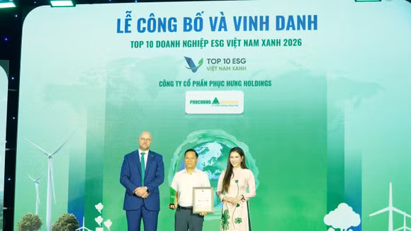 Phó Tổng giám đốc Lã Đức Thọ đại diện Phục Hưng Holdings lên nhận giải