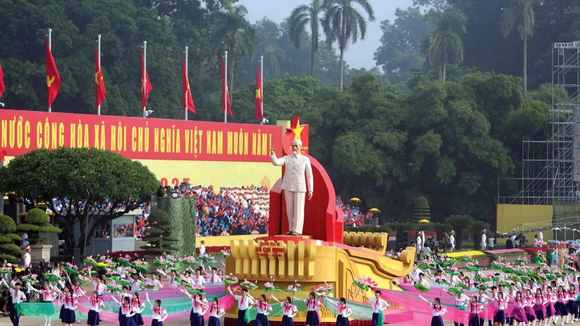 Đảng ta đặt mục tiêu đến năm 2045, kỷ niệm 100 năm thành lập nước, Việt Nam là quốc gia hùng cường, thịnh vượng, hạnh phúc. Ảnh: Tiên Giang