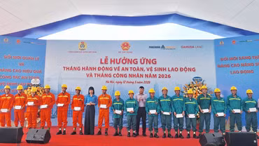 Tổng Giám đốc Phục Hưng Holdings Đặng Trọng Đức trao quà cho người lao động