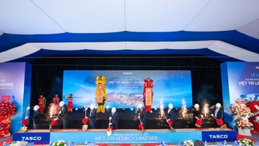 Đại diện các sở ban ngành của tỉnh Phú Thọ, đại diện Tasco và các khách mời thực hiện nghi thức khởi công.