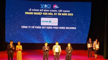 Ông Đặng Trọng Đức - Tổng giám đốc Phục Hưng Holdings nhận giải thưởng Doanh nghiệp Văn hóa, Uy tín năm 2025