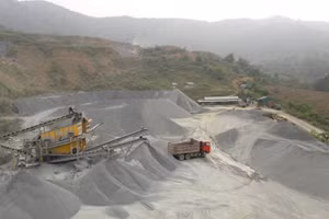 Đấu giá quyền khai thác khoáng sản trong thời gian qua bộc lộ nhiều bất cập liên quan đến việc đẩy giá, nhất là khoáng sản làm vật liệu xây dựng thông thường