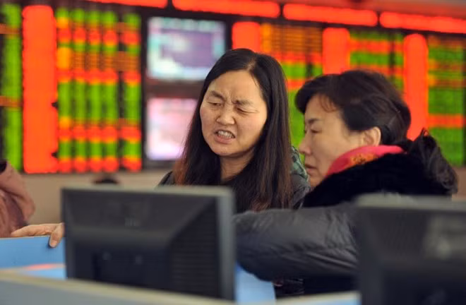 Đợt bán tháo trong phiên thứ Năm của chứng khoán thế giới lại bắt nguồn từ Trung Quốc (Ảnh: AFP)
