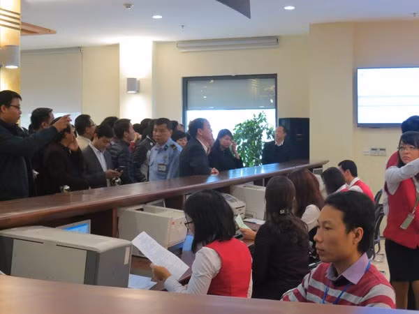 Nhà đầu tư hồi hộp theo dõi từng lệnh đấu giá được nhập. Ảnh: Kỳ Thành