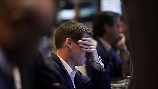  Chưa kịp nở nụ cười trong phiên hồi phục thứ Ba, giới đầu tư phố Wall đã nhanh chóng nhận cú sốc trong phiên thứ Tư (Ảnh minh họa: AFP)