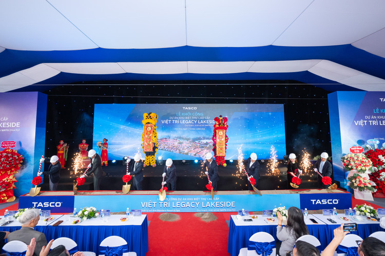 Đại diện các sở ban ngành của tỉnh Phú Thọ, đại diện Tasco và các khách mời thực hiện nghi thức khởi công.