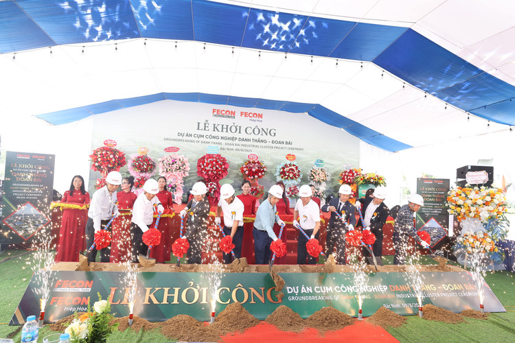 Lãnh đạo Chủ đầu tư và địa phương thực hiện nghi lễ khởi công Dự án