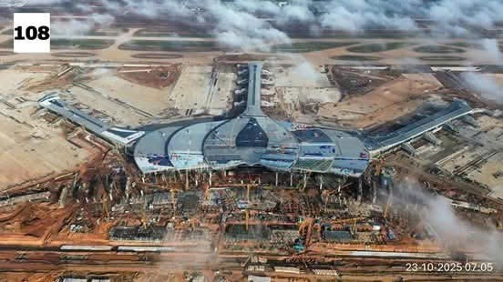 Giữa đại công trường nắng gió, hình hài đóa sen cách điệu, biểu tượng của nhà ga hành khách sân bay Long Thành đang dần hoàn thiện. Ảnh: Phục Hưng Holdings