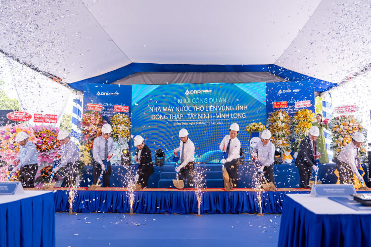 Đại diện Bộ Xây dựng, lãnh đạo địa phương và DNP Water thực hiện nghi thức khởi công