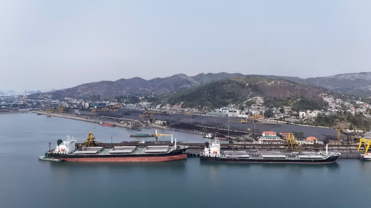 Đấu giá 3 tàu vận tải biển 3.000 tấn và dàn xe vận tải của Vinacomin tại Quảng Ninh. Ảnh minh họa: Internet