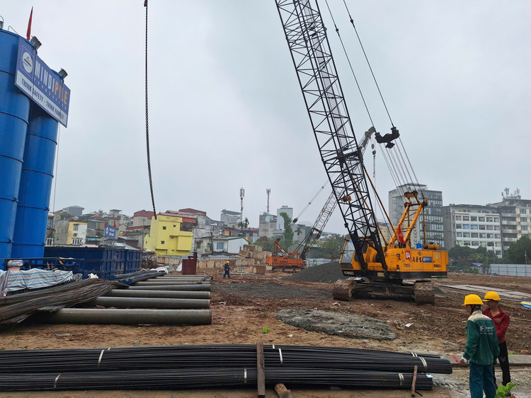 Công nhân thực hiện gói thầu thi công cọc khoan nhồi và tường vây dự án chung cư cao cấp tại ô đất NO11 thuộc KĐT mới Dịch Vọng Cầu Giấy