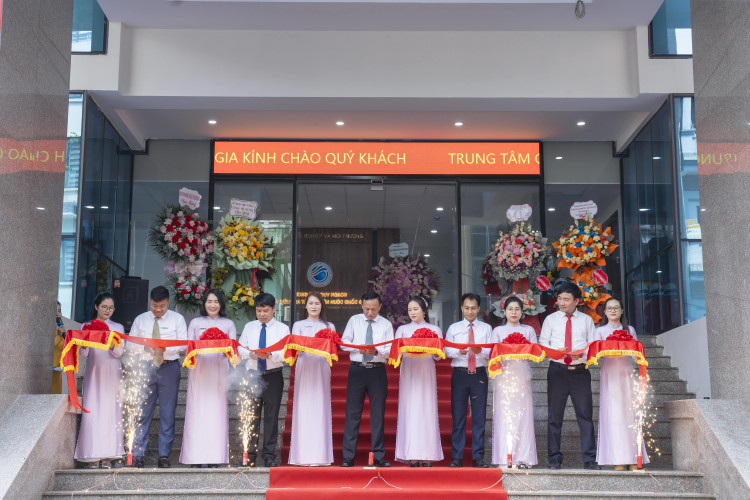 Đại diện lãnh đạo Chủ đầu tư, Liên danh Nhà thầu PKT cắt băng khánh thành công trình