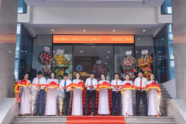 Đại diện lãnh đạo Chủ đầu tư, Liên danh Nhà thầu PKT cắt băng khánh thành công trình