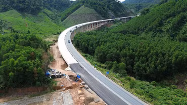 Cao tốc La Sơn - Hòa Liên được mở rộng lên 4 làn xe hoàn chỉnh có dải phân cách cứng ở giữa. Ảnh Thanh Đức