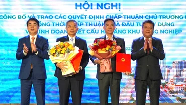 Lãnh đạo tỉnh Khánh Hòa trao các quyết định đến nhà đầu tư