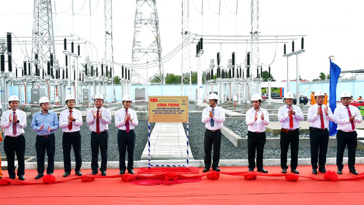 Các đại biểu thực hiện nghi thức gắn biển Công trình Trạm biến áp 110kV Cái Răng và đường dây đấu nối (TP. Cần Thơ), chào mừng Đại hội đại biểu Đảng bộ Tập đoàn Điện lực Việt Nam (EVN) lần thứ IV, nhiệm kỳ 2025 - 2030 1-gan-bien-cong-trinh-tba-cai-rang.jpg