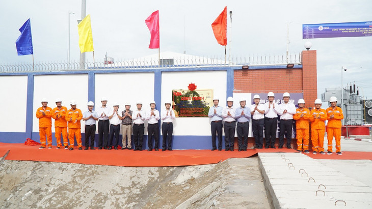 Các đại biểu thực hiện nghi thức gắn biển Công trình Trạm biến áp 110kV Thanh Bình và đường dây đấu nối (tỉnh Đồng Tháp), chào mừng Đại hội đại biểu Đảng bộ Tập đoàn Điện lực Việt Nam (EVN) lần thứ IV, nhiệm kỳ 2025 – 2030 2-gan-bien-cong-trinh-tram-thanh-binh.jpg