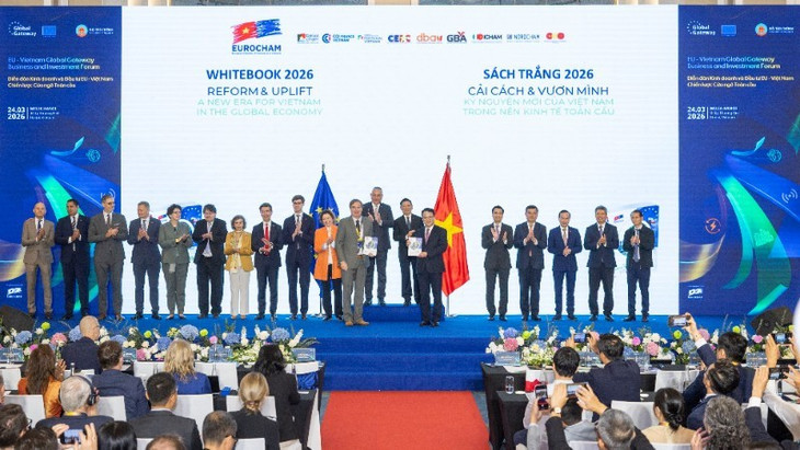 nghi-thuc-trao-sach-trang-tu-eurocham-viet-nam-toi-chinh-phu-viet-nam-5618.jpg