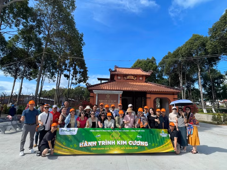 trien-khai-nhieu-chuong-trinh-cham-soc-khach-hang-kim-cuong-qua-app-phu-my.jpg