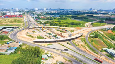 Sau 7 tháng đầu năm, cả nước giải ngân được 425.312 tỷ đồng vốn đầu tư công, đạt 41,9% kế hoạch Thủ tướng Chính phủ giao, tăng 3,6 điểm phần trăm so với cùng kỳ năm 2025. Ảnh: Lê Tiên