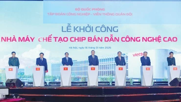 Tổng Bí thư Tô Lâm, Thủ tướng Chính phủ Phạm Minh Chính cùng các đại biểu thực hiện nghi thức khởi công nhà máy chế tạo chip bán dẫn đầu tiên tại Việt Nam. Ảnh: Quý Bắc