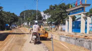 Nhà thầu thi công tuyến chính trong điều kiện hạ tầng điện, cáp viễn thông chưa được di dời. Ảnh: Thanh Đức