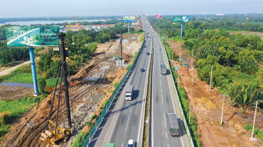 Chính phủ yêu cầu các bộ, ngành, địa phương bám sát tiến độ từng dự án, ưu tiên các công trình trọng điểm. Ảnh: Song Lê